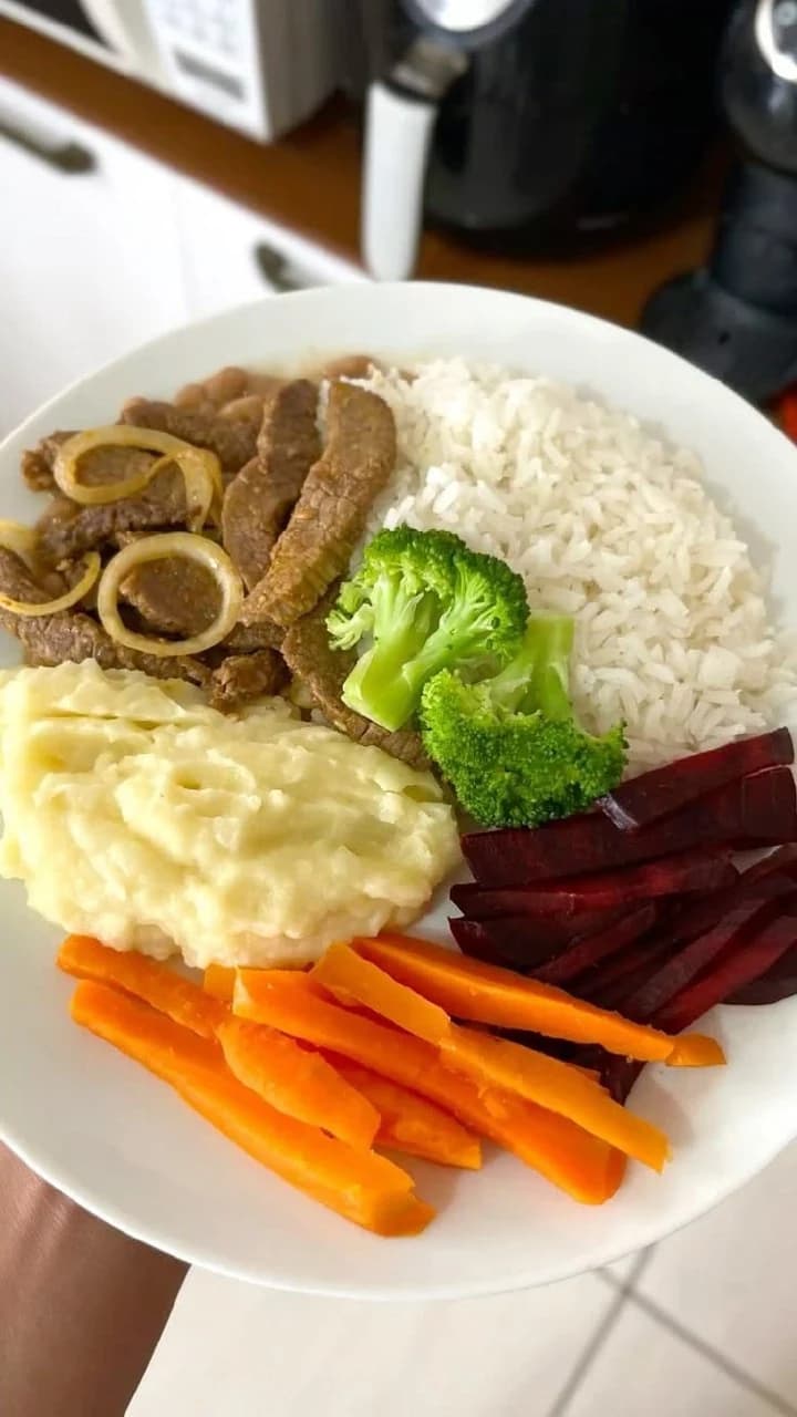 Uma refeição colorida à mesa