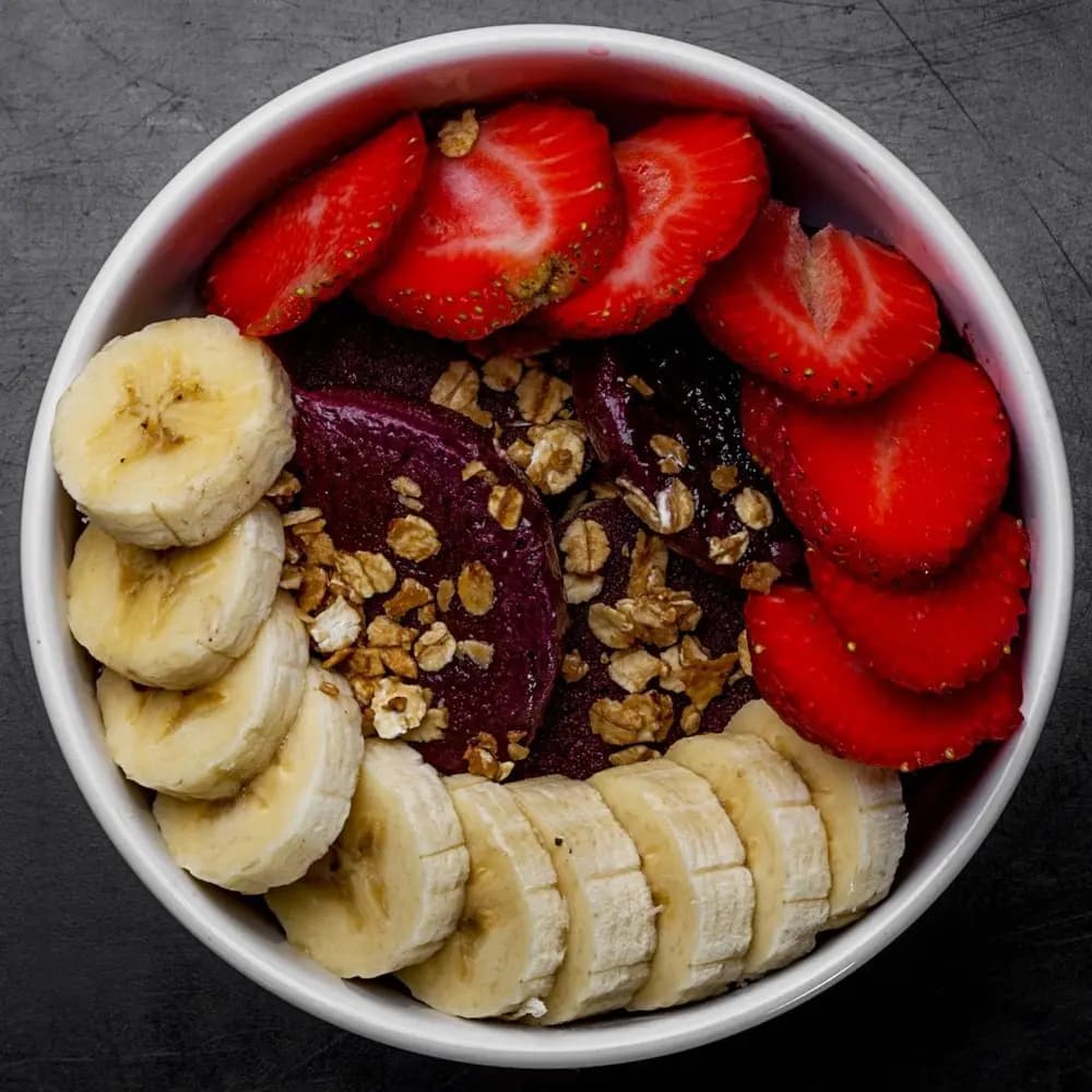 Açaí proteico com morango e banana